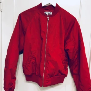  - En fins Bomberjacka från Stay som passar perfekt till hösten. sparsamt använd och i fint  skick.🙂 Frakt till kommer eller möts upp i Stockholm 🤗 