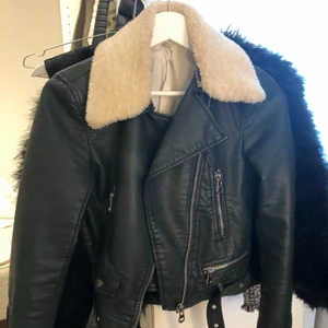 ZARA skinnjacka  - Grön skinnjacka från ZARA med avtagbar ”lumber” krage, använd ett fåtal gånger därmed jätte fint skick
