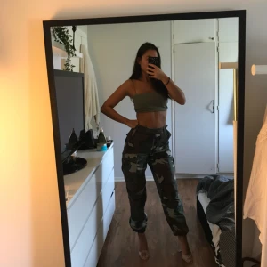  - Combat och något boxigare camobyxor ifrån Topshop. Mörkgröna och I stl XS/34:a. Nypris 799kr! Köparen står för frakten (55kr)! Kika gärna in mina andra annonser. ✨