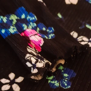  - Söt  oanvänd tajt topp från ginatricot. Kan skickas eller mötas upp . Köparen står för frakt .