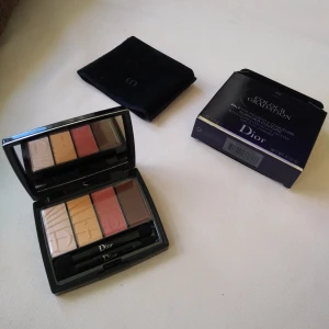  - Ögonskuggepalett från Dior. Colour Gradation: Viral Gradation 002. Helt oanvänd. Frakt inräknad i priset. Priser jag hittade på nätet var 430 plus frakt.