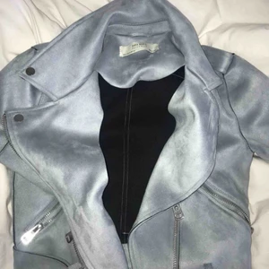  - Pris kan diskuteras.ZARA! Använt några enstaka ggr, men anledningen till att jag säljer den är för att alla på min skola har likadana för den är så fin. Köpt för ca 500, men jackan är som ny. Står M men den passar oxå för S