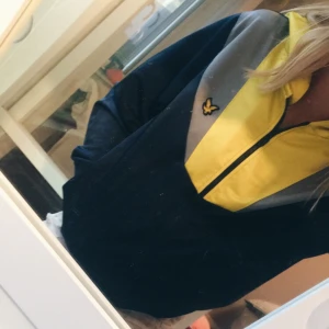  - Vintage hoodie från lyle & scott