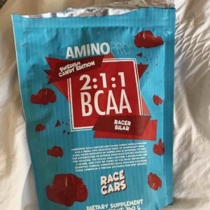 BCAA till träning innan, efter eller und - Supergod BCAA i smaken röda bilar från Amino Pro. Ca 335 g av 360 g. Kan bjuda på halva frakten💗⚡️