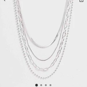  - Halsband med lager köpt från asos. Aldrig använt och frakt ingår i priset💞