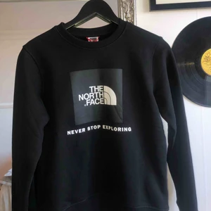 - Helt oanvänd tröja från The North Face. Strl 152, men passar XS/S. Säljer pga att jag inte använt den & ej gick att lämna tillbaka. Lappen sitter kvar & kvitto finns.