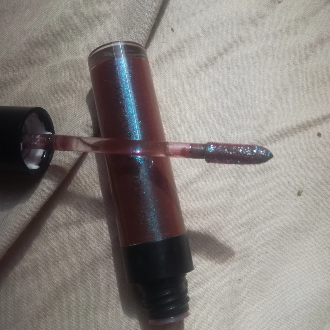 Make up store lipgloss "gritty