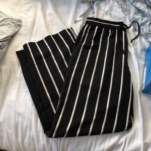 Byxor - Söta randiga byxor från vero Moda! Fint skick! Passar S - M. Säljer tyvärr för de är för korta för mig, skulle rekommendera till längd runt 1.75 - 1.65 !! 💗  