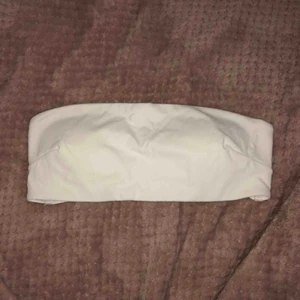  - Bandeu-bikini från hm! Köpte den här på plick men passade inte. Den har tre små fläckar i ryggen men det är inget man tänker på. Storlek 40, men passar mer en 36/38 (stor S/liten M). Betalning via swish!