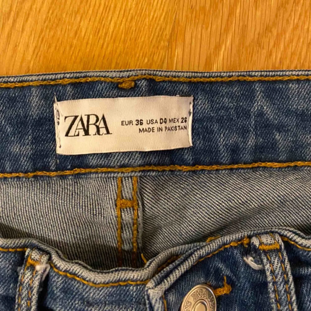 Säljer dessa blåa jeans ifrån Zara i en kick flare / cropped flare modell med slitningar nedtill. Är 167 och de är en aning korta för mig och en aning små. Jeans & Byxor.