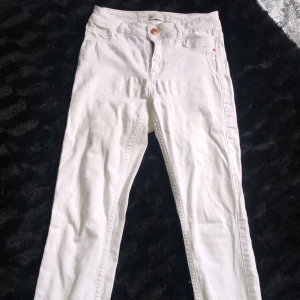 Vita jeans från Gina Tricot - Vita jeans från Gina Tricot modell Molly. Använd ett fåtal gånger. Frakt ingår🌸