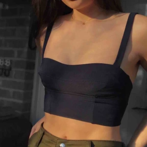  - Fin mörkblå croptop fr H&M Trend, köpt här på Plick (lånade bilder) men tyvärr för liten 🐳 