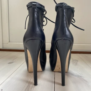 ALDO klackar - Klackskor i fejk skinn men snörning! köpte för över 1000 Kmr inte ihåg exakt då de var många år sen jag köpte dem. Fint skick. ✨pris går att diskutera vid snabb affär