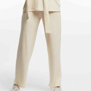  - Säljer mina helt nya oanvända ”Tilda trousers” från Gina Tricot. Ångrade mig men har inte Gina där jag bor så det blev försent att lämna tillbaka. Superfina som antingen mjukisbyxor eller till vardags. Jag är 168cm lång.