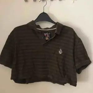 Snygg croppad polo köpt på second hand i australien, knappt använd 