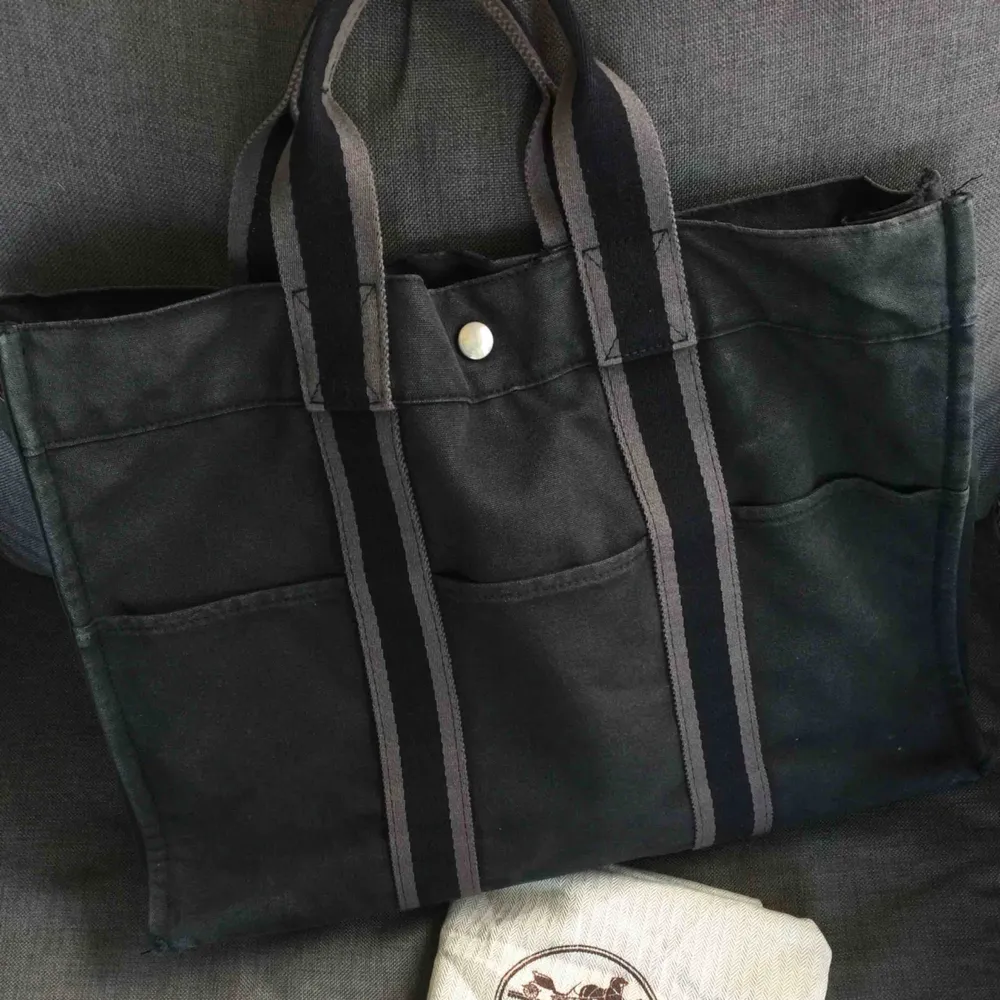 Äkta Hermes fourre mm bag, väskan är använd men fortfarande i gott skick,, Mörkblå 100% äkta + dustbag Endast seriösa köpare Tack! . Väskor.