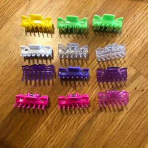  - Fina färgade hårspännen. 5 kr styck. 🤩🤩 frakten kostar 11 kronor 🧚🏼 KVAR: en grön, en rosa och den mörk lila