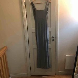  - Balklänning. Låg skuren i ryggen! Så himla smickrande på kroppen. Toppenskick