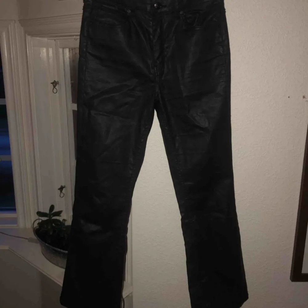 Skinnaktiga bootcat byxor ”Nova” från Gina Tricot  Endast provade, säljer pga att jag tycker den är för korta för min smak Jag är 172cm. Jeans & Byxor.