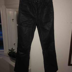 Skinnaktiga bootcat byxor ”Nova” från Gina Tricot  Endast provade, säljer pga att jag tycker den är för korta för min smak Jag är 172cm