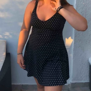  - jättefin klänning från newyorker, köpt i kroatien för 150kr ish. Bud 50kr!!  ska bort så fort som möjligt💜 frakt 63kr