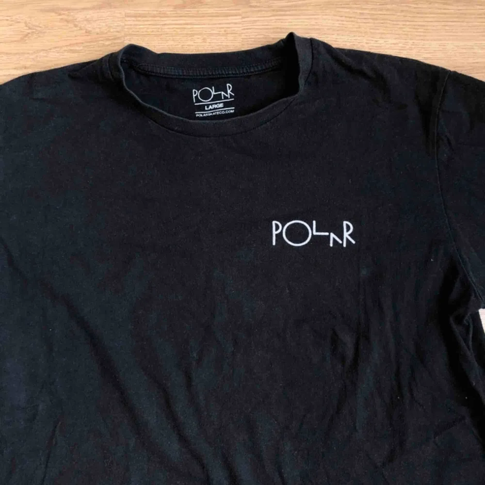Svart t-shirt från Polar Skate Co. Använt men bra skick och passar storlek M/L. Pris kan diskuteras!. T-shirts.