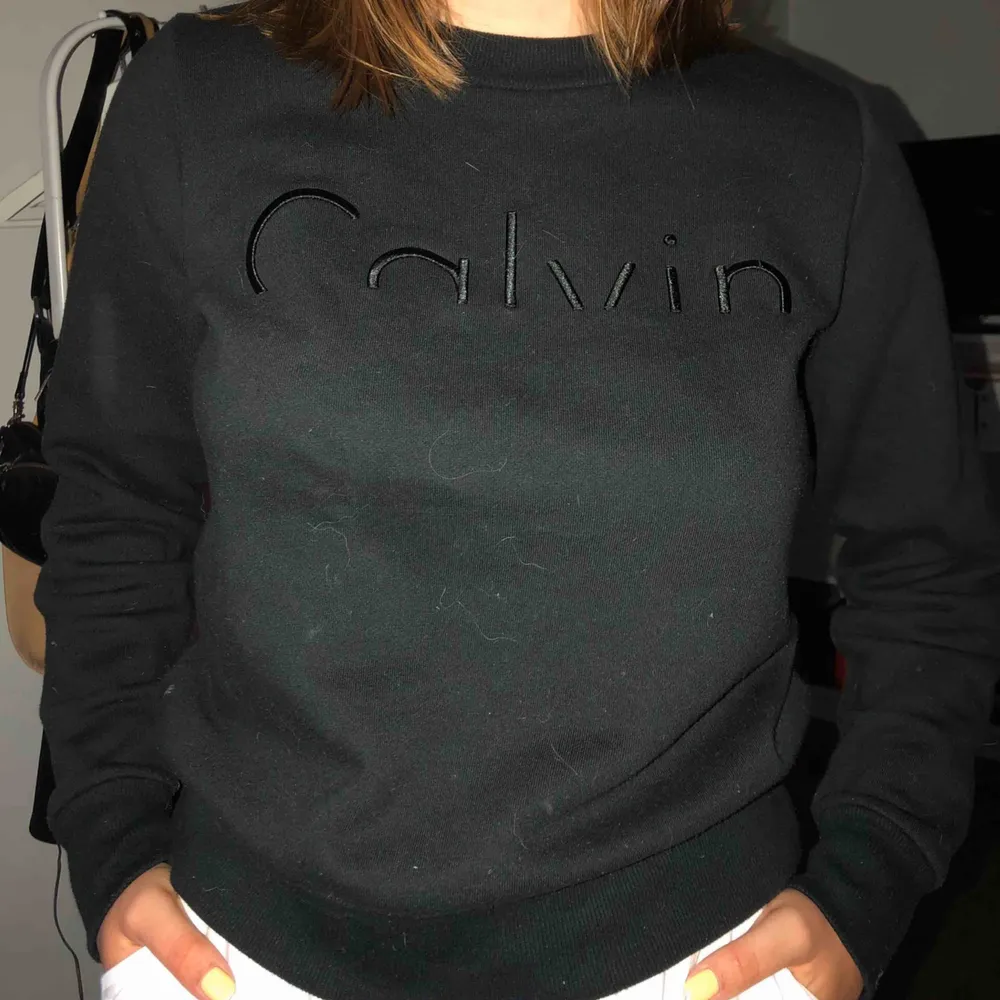 En svart Calvin Klein sweatshirt i storlek XS. Använd cirka 10 gånger men fortfarande i väldigt bra skick. Köparen står för frakten och pris kan diskuteras.. Tröjor & Koftor.