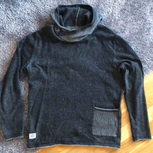  - Hoodie/tröja med luva(herr) •använd 1 gång  •storlek L •65 kr 🧺Tvättad efter användning 📬Kan skickas mot fraktkostnad 🚫Djurfritt och rökfritt hem 📍Kan mötes upp i Mölnlycke
