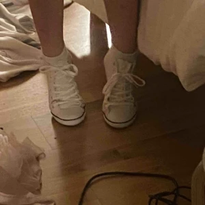  - Ett par superfeta vita fakeconverse till salu! Ni står för frakten 🚚✨