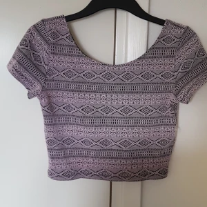 Söt crop top - Supersnygg och i bra skick! Har fler annonser uppe så gå in på min profil för att se om du hittar något du gillar!:) 