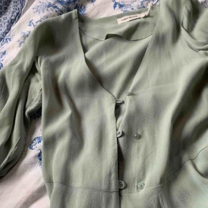  - Jättefin blus från Carin Wester! Passa på med två trender i en smäll, ljusgrönt och blusar med knappar! Fint att styla med tex bara översta knappen knäppt, lite brandy Melville stuk liksom! Oanvänd, 100%viskos. Frakt tillkommer på 42kr.