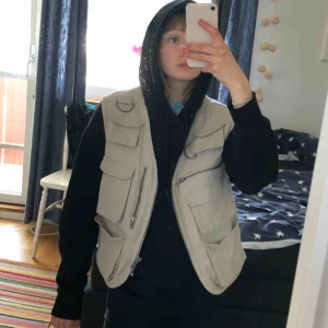  - Skitball cargoinspirerad väst från Weekday, använd 2 gånger väldigt kort. Nypris 500kr säljer pga använder inte och behöver pengar :) kan frakta eller mötas upp i sthlm innerstad