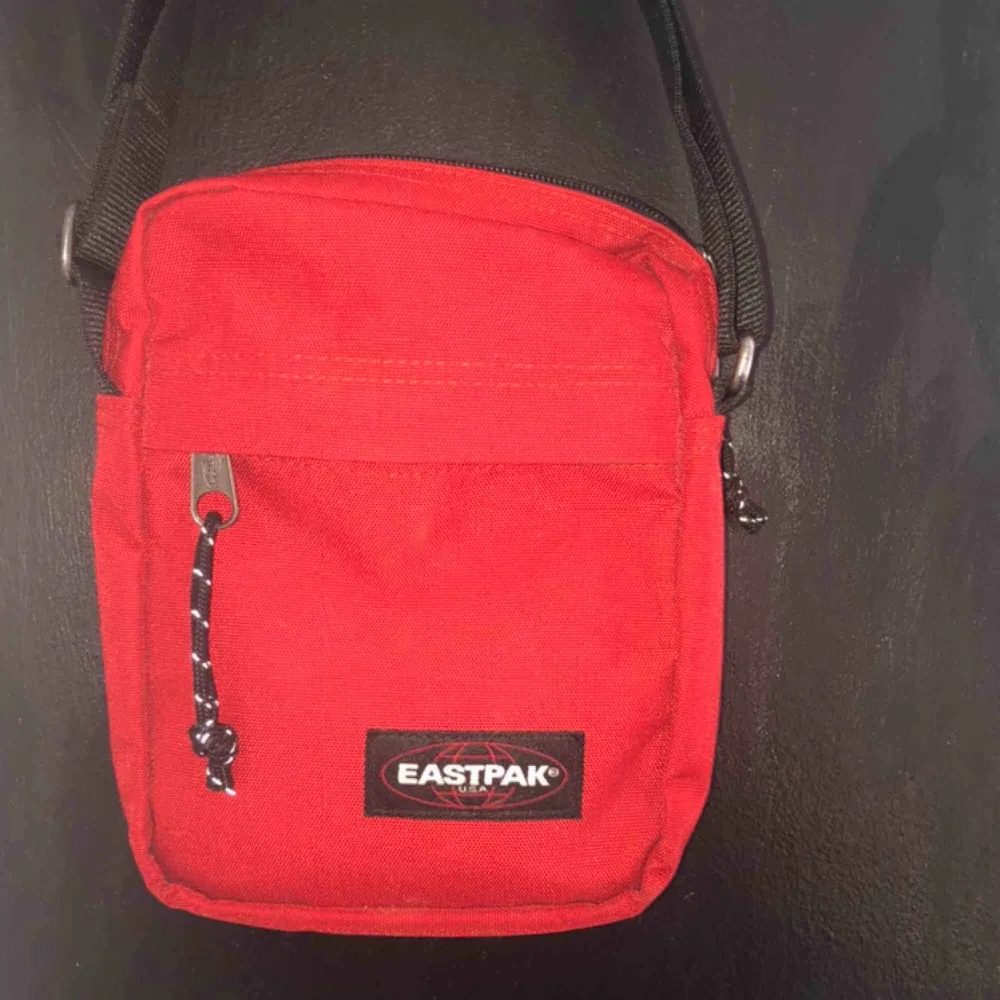 Röd axelväska från Eastpak köpt på Weekday, väskan har inga defekter och är i ett fräscht skick! Frakt på 30 tillkommer🥰. Väskor.