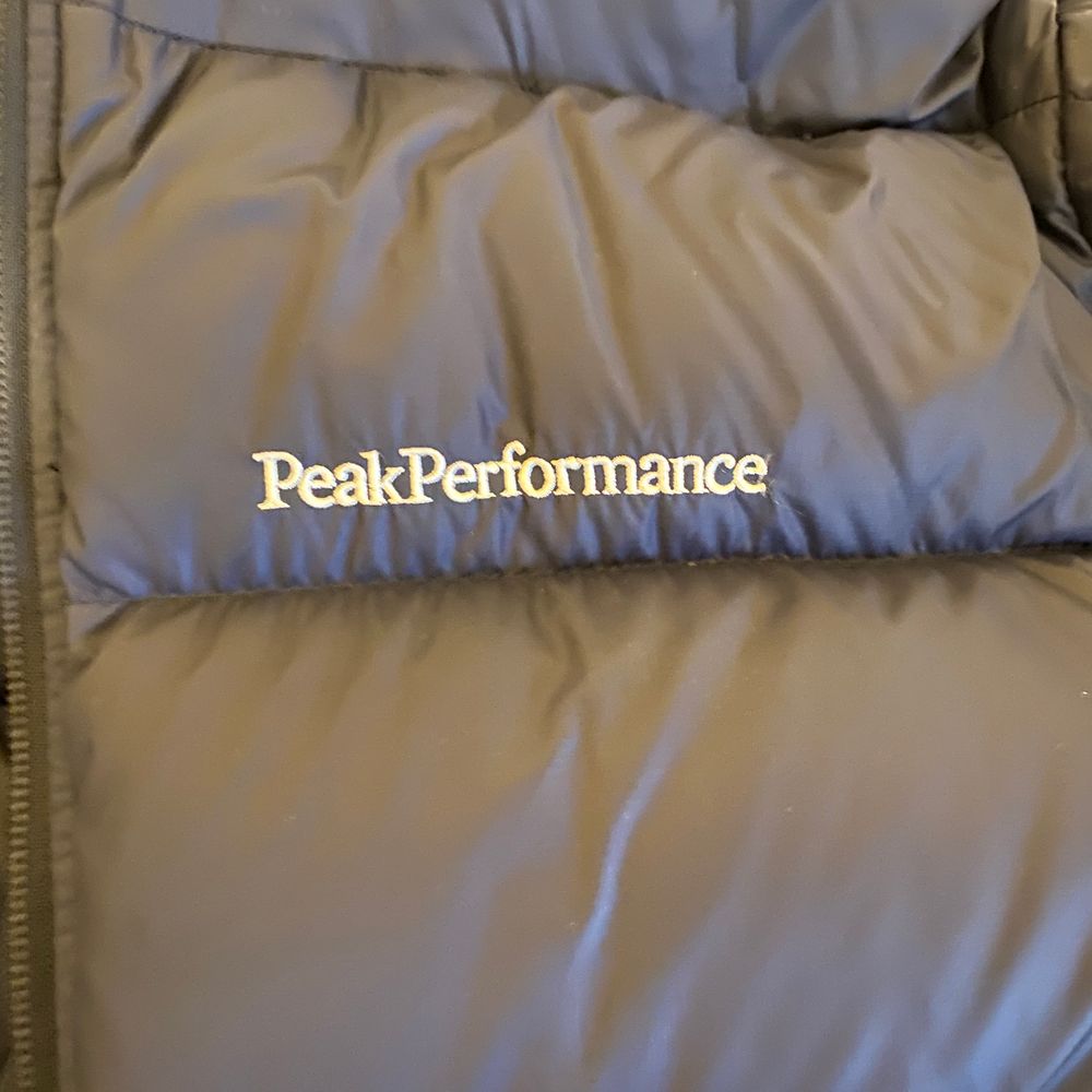 Blå Peak Performance jacka (MEN) strl S men stor i storleken passar även M. Köpt från SkiTotal för 3800kr. Värmeskala 4/4, Avtagbar huva, Full zip, Fickor i sidorna. Material: 100% Polyamid, 90% Dun och 10% Fjäder. INGA BYTEN. 2200 kr. Jackor.