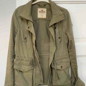  - Jacka från Hollister. Sparsamt använd :) 