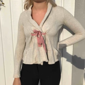 Odd Molly kofta - Äkta oddmolly kofta Köpt för 1700 kr - väldigt bra kvalité Knappt använd Storleken är normal 