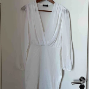  - Superfin festklänning i helvitt. Djup urringning och kort kjol. Tight i modellen, passar S/M. Aldrig använd.  Köpare står för frakt söt. Mötas upp i Uppsala. 