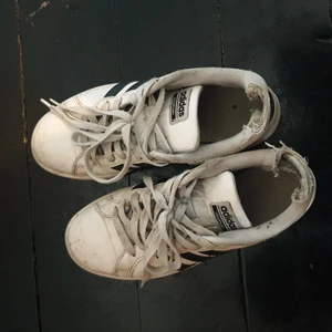 adidas skor - visar mycket tecken på användning i hälarna men de är fortfarande sköna att gå i. kund står för leveransavgift