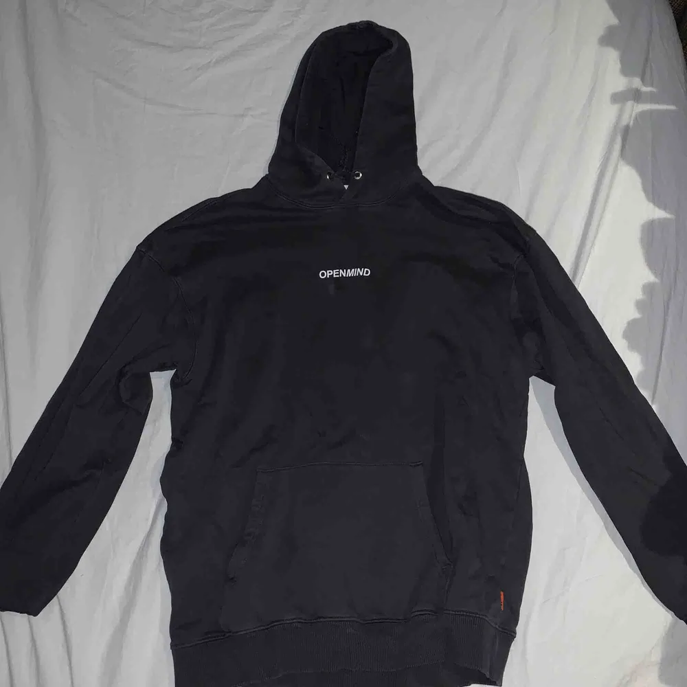 En svart hoodie men texten ”openmind” på bröstet. Är ganska sliten och därför säljs den till ett bra pris. Är för liten för mig och det är därför jag säljer den. Hoodies.