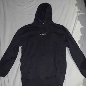  - En svart hoodie men texten ”openmind” på bröstet. Är ganska sliten och därför säljs den till ett bra pris. Är för liten för mig och det är därför jag säljer den