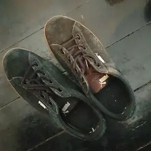 platå skor från puma i mocka material. visar knappt tecken på användning förutom i sulan där trycket slitits bort. har inte används på över 1 år