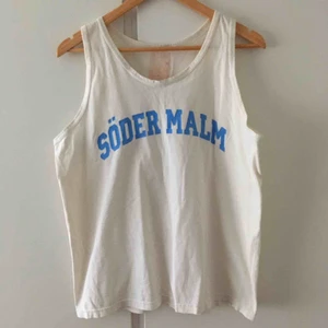  - Vit linne med tryck ’Södermalm’. Vintage, ca storlek M