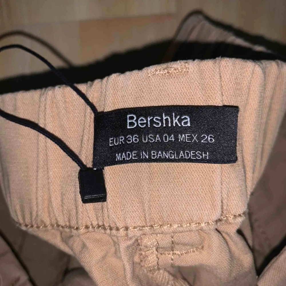 Beiga cargobyxor från Bershka, aldrig använda! Säljer pga för korta för min smak (är 165).  Köpare står för frakt <33. Jeans & Byxor.