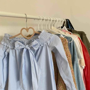  - Köparen står för frakt frakten, kan mötas upp i Borås🌸 •Väldigt gullig blus! •Perfekt nu till vår och sommar!!• Sällan använd!!💕 Kontakta mig för fler bilder!!