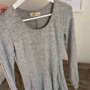  - Grå klänning i mysigt tyg från Hollister🐨 NYSKICK! Liknar passformen på tredje bilden: lite tajtare runt midjan och går sedan ut som en kjol. Köparen står för 🚚.