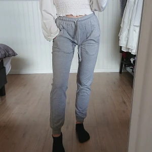 Sweatpants strl S  - Gråa sweatpants att ha som basic i garderoben. Storlek 34/36. Använda ett fåtal gånger. 60 kr, köpare står för frakt. 💖 
