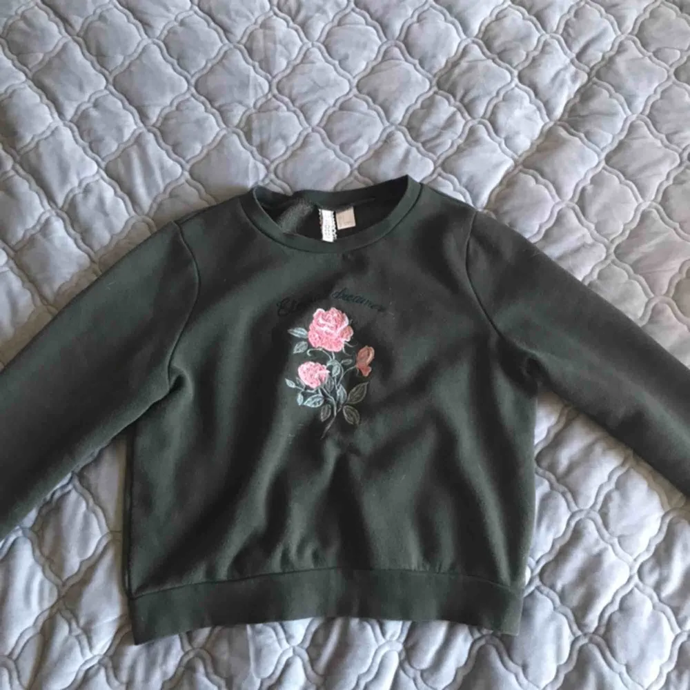 Fin tröja från H&M💕  Mörkgrön, nästa khaki grön färg med ett tryck av blommor Lite använd men i bra skick Skriv för mer info🥰. Tröjor & Koftor.