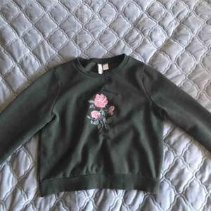 Fin tröja från H&M💕  Mörkgrön, nästa khaki grön färg med ett tryck av blommor Lite använd men i bra skick Skriv för mer info🥰