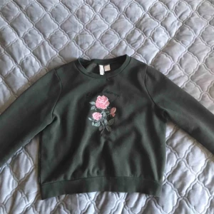  - Fin tröja från H&M💕  Mörkgrön, nästa khaki grön färg med ett tryck av blommor Lite använd men i bra skick Skriv för mer info🥰