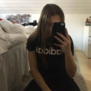  - En adidas-tshirt med vit text. köpt på barnavdelningen men har samma passform som storlek xs-s.